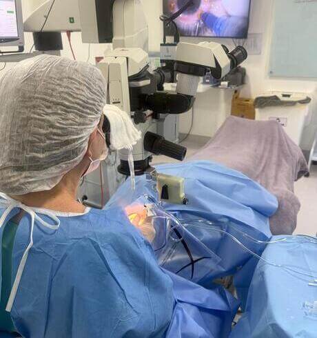 Dra. Cristiane Carvalho realizando cirurgia refrativa