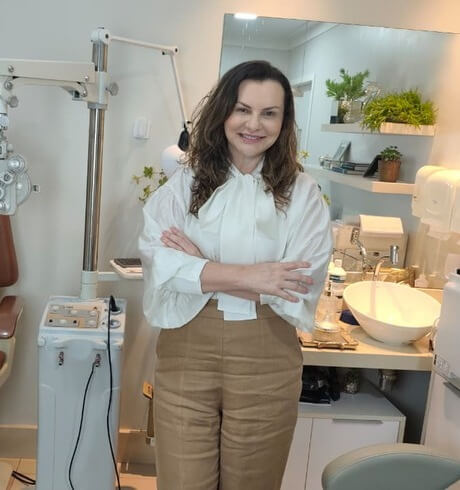 Dra. Cristiane Carvalho em consultório oftalmológico