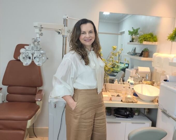 Dra. Cristiane Carvalho em seu consultório oftalmológico em São Luís