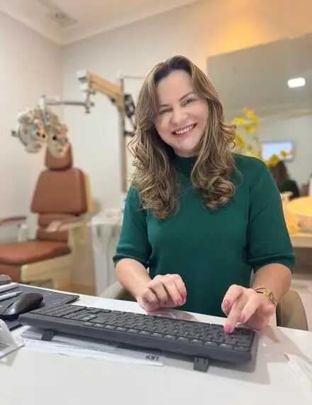Dra. Cristiane Carvalho em atendimento